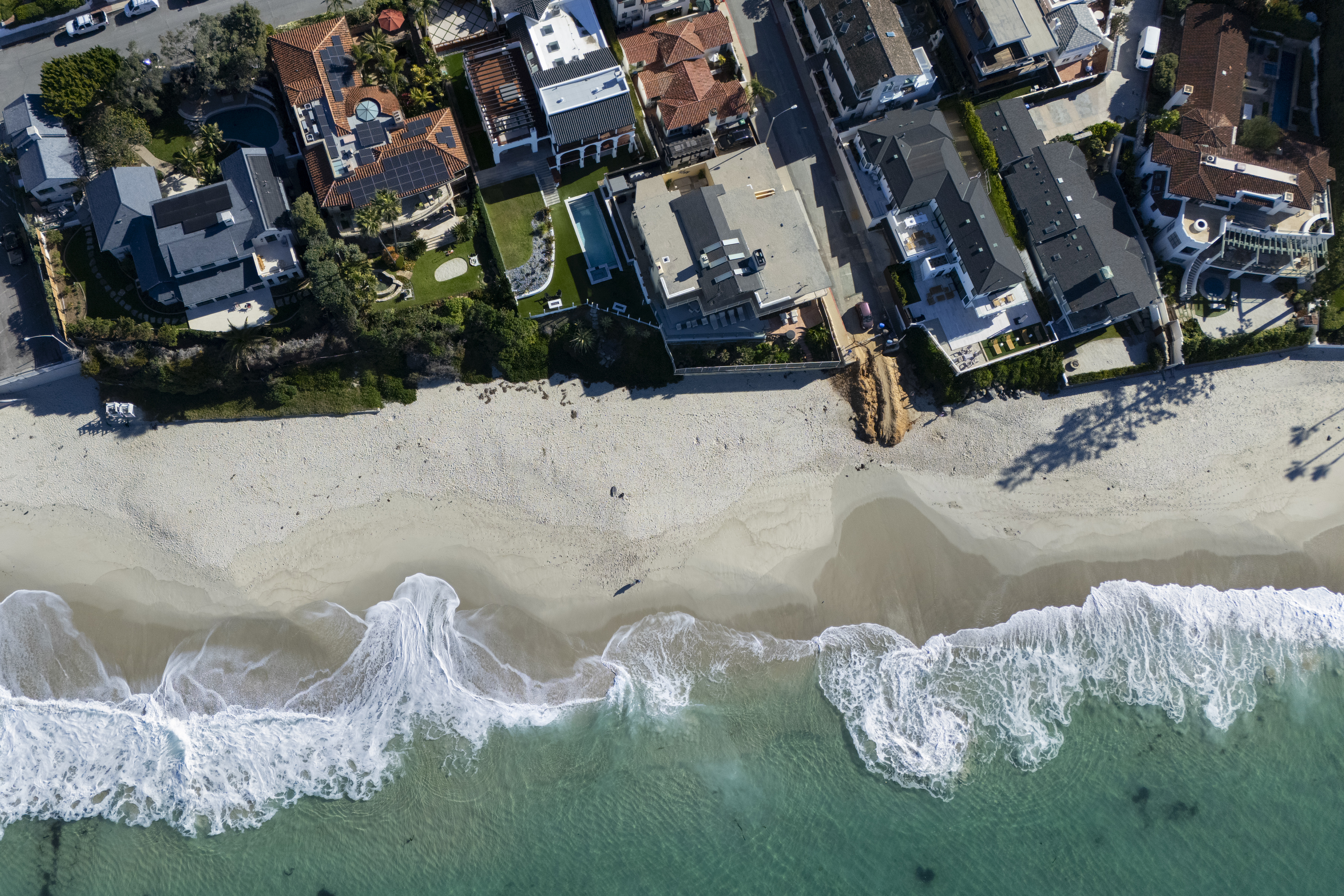 An arial view of homes on the beach.