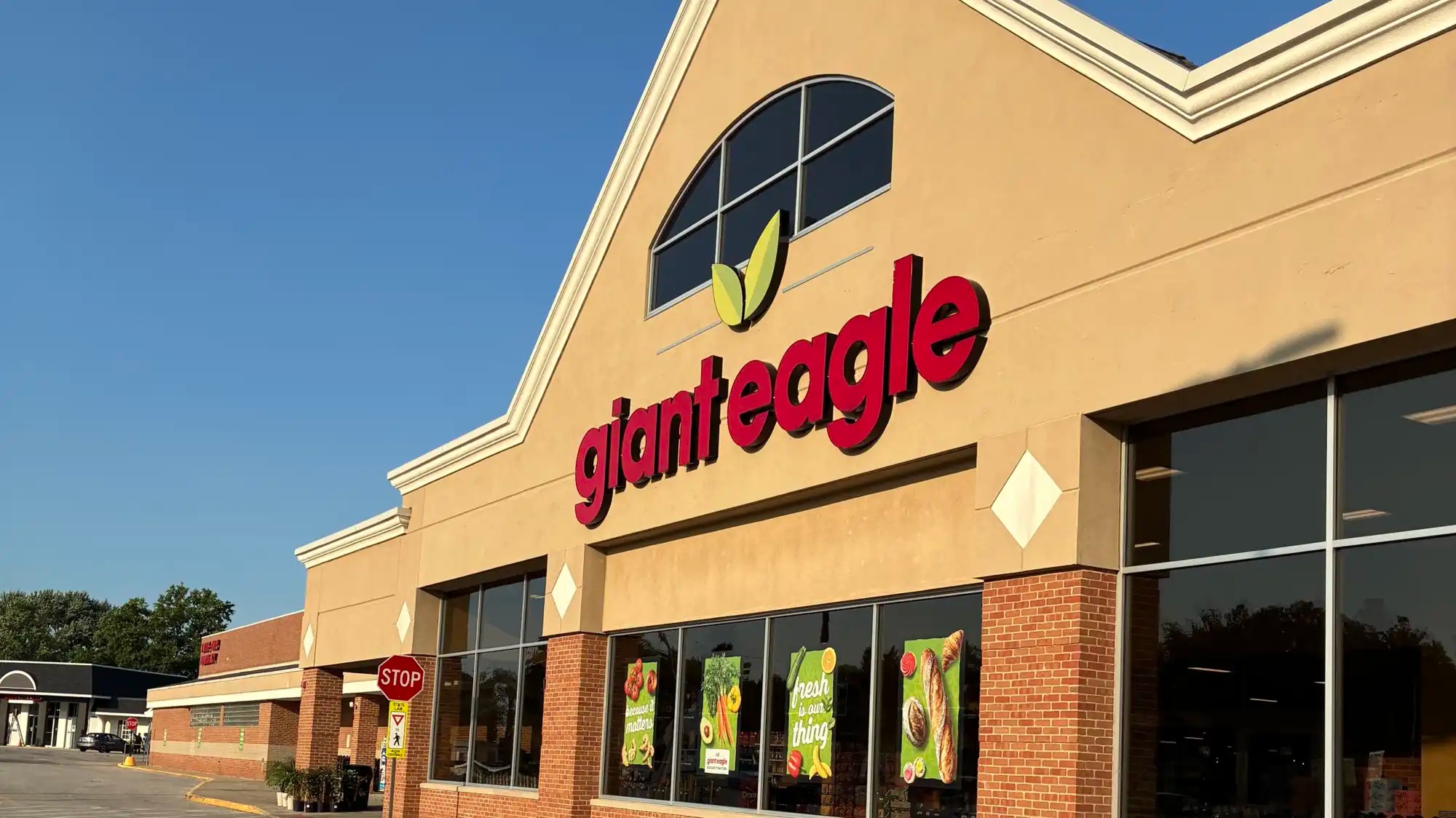 The front of a Giant Eagle supermarket.